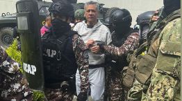 Jorge Glas rodeado por militares ecuatorianos, luego de ser sacado por la fuerza de la embajada mexicana en Quito.