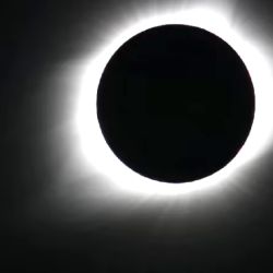 Un eclipse solar total ocurre cuando la Luna pasa entre el Sol y la Tierra, bloqueando completamente la cara del Sol. 