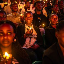 Jóvenes ruandeses sostienen velas sin llama mientras participan en una vigilia durante las conmemoraciones del 30º aniversario del genocidio de Ruanda de 1994 en el BK Arena de Kigali. | Foto:LUIS TATO/AFP