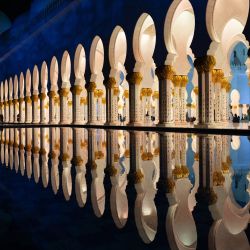 Las mujeres llegan a orar a la Gran Mezquita Sheikh Zayed en Abu Dhabi, en Laylat al-Qadr (Noche del Destino), una de las noches más sagradas durante el mes sagrado de ayuno musulmán del Ramadán. | Foto:Ryan Lim / AFP