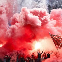 Los seguidores de Amberes encienden bengalas rojas antes de un partido de fútbol de la primera división belga "Pro League" entre el Royal Antwerp FC y el KRC Genk en el Bosuilstadion de Amberes. | Foto:Tom Goyvaerts / Belga / AFP