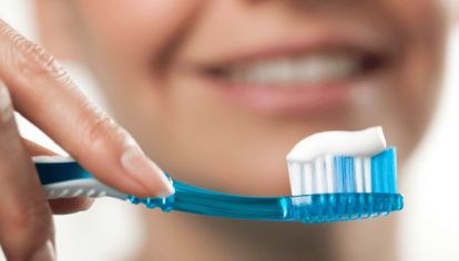 Expertos recomiendan diversas técnicas para la mejor limpieza dental y de las encías. 