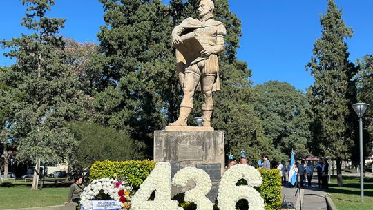 Alta Gracia celebra 436 años: homenaje a Juan Nieto en la plaza Manuel Solares