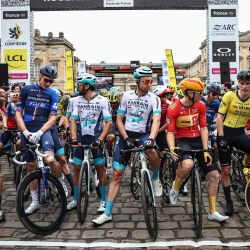 El grupo de ciclistas espera en la línea de salida adoquinada de la 121ª edición de la carrera ciclista clásica de un día París-Roubaix, 260 km entre Compiegne y Roubaix, en Compiegne, norte de Francia. | Foto:Anne-Christine Poujoulat/AFP