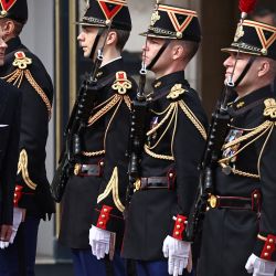 El Príncipe Eduardo de Gran Bretaña, Duque de Edimburgo, inspecciona una Guardia de Honor formada por miembros de la Gendarmería Garde Republicaine de Francia durante una ceremonia especial de Cambio de Guardia en el Palacio de Buckingham en Londres, para conmemorar el 120º aniversario de la Entente Cordiale. | Foto:HENRY NICHOLLS / AFP