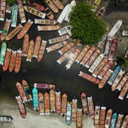 Esta fotografía aérea muestra barcos de madera en Chuao, estado Aragua, Venezuela. | Foto:JUAN BARRETO/AFP