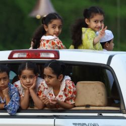 Las niñas se sientan en un automóvil participando en un desfile de automóviles antes del atardecer, que marca el comienzo del tiempo 'Iftar' cuando los musulmanes rompen su ayuno de un día durante el mes sagrado del Ramadán, en la Villa Cultural Katara en Doha. | Foto:KARIM JAAFAR/AFP