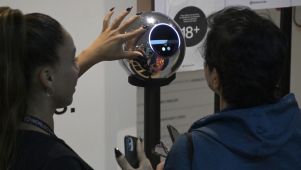 Un dispositivo de escaneo de datos biométricos a cambio de la criptomoneda Worldcoin en Buenos Aires