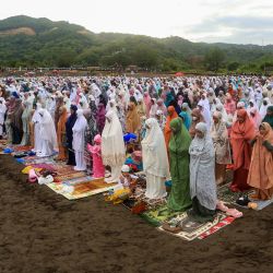 Los musulmanes participan en las oraciones de Eid al-Fitr, que marcan el final del mes sagrado del Ramadán, en las dunas de arena de Parangkusumo en Bantul, Yogyakarta, Indonesia. | Foto:DEVI RAHMAN / AFP