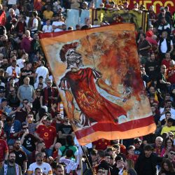 Los seguidores de la Roma ondean banderas antes del partido de fútbol de la Serie A italiana entre la AS Roma y la Lazio en el estadio olímpico de Roma. | Foto:ALBERTO PIZZOLI / AFP