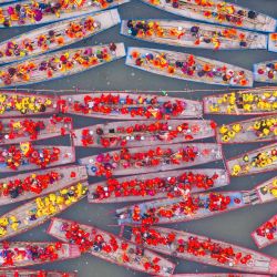 Una vista aérea muestra a los participantes en sus barcos tradicionales durante el Festival de Barcos Jiangyan Qintong de Taizhou en el Parque Nacional de Humedales Qinhu en Taizhou, en la provincia de Jiangsu, en el este de China. | Foto:AFP