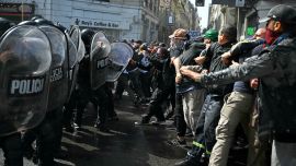 Integrantes de organizaciones sociales se enfrentan a la policía durante una manifestación contra las recientes medidas económicas introducidas por el gobierno del presidente Javier Milei en Buenos Aires.