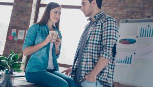 Un estudio realizado por una consultora de trabajo revela cuáles son los pros y contras de tener un vínculo de pareja con un compañero de oficina.