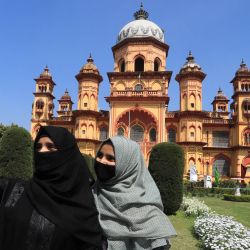 En esta fotografía niñas musulmanas se toman una selfie frente a la Biblioteca Raza en Rampur, en el estado indio de Uttar Pradesh. | Foto:AFP