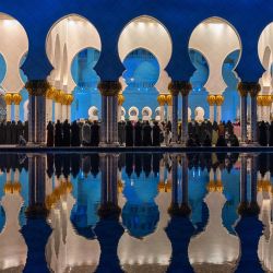 Las mujeres rezan en la Gran Mezquita Sheikh Zayed en Laylat al-Qadr (Noche del Destino), una de las noches más sagradas durante el mes sagrado de ayuno musulmán del Ramadán. | Foto:Ryan Lim / AFP
