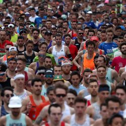 Los corredores participan en el Maratón de París poco después del inicio de la carrera en la avenida de los Campos Elíseos, en París. | Foto:FRANCK FIFE / AFP