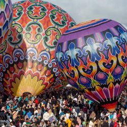 Los participantes se preparan para volar globos aerostáticos durante el tradicional festival de globos aerostáticos, un evento anual desde 1950, durante la festividad de Eid al-Fitr que celebra el final del mes sagrado de ayuno musulmán del Ramadán, en Wonosobo, Java Central, Indonesia. | Foto:DEVI RAHMAN / AFP