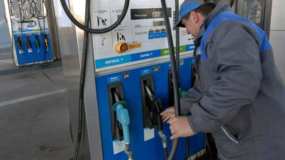 El Gobierno oficializó cambios en los impuestos a los combustibles y postergó parte de los aumentos