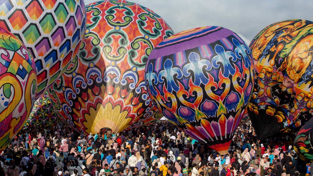 Los participantes se preparan para volar globos aerostáticos durante el tradicional festival de globos aerostáticos, un evento anual desde 1950, durante la festividad de Eid al-Fitr que celebra el final del mes sagrado de ayuno musulmán del Ramadán, en Wonosobo, Java Central, Indonesia. | Foto:DEVI RAHMAN / AFP