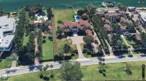 Jeff Bezos ha comprado la casa en el extremo izquierdo en 28 Indians Creek Island.