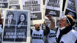 Miembros de organizaciones sociales realizan una manifestación contra las recientes medidas económicas introducidas por el gobierno del presidente Javier Milei en Buenos Aires. Ocho personas fueron arrestadas y al menos media docena resultaron heridas durante una manifestación de organizaciones sociales en Buenos Aires Aires contra las medidas económicas del presidente argentino Javier Milei y en demanda de alimentos para comedores sociales.
