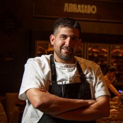El restaurante Abrasado de Mendoza está en Bodega Los Toneles y, junto con su chef ejecutivo Matías Gutiérrez, recibió una mención destacada en la Guía Michelin.