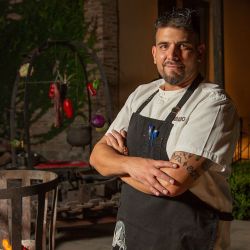 El restaurante Abrasado de Mendoza está en Bodega Los Toneles y, junto con su chef ejecutivo Matías Gutiérrez, recibió una mención destacada en la Guía Michelin.
