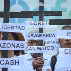 Afectados por metales tóxicos causados por la minería, personas realizan una manifestación frente al Organismo de Evaluación y Fiscalización Ambiental (OEFA) en Lima, Perú. | Foto:ERNESTO BENAVIDES / AFP