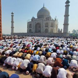 Devotos musulmanes ofrecen oraciones de Eid al-Fitr, que marca el final del mes sagrado de ayuno del Ramadán, dentro del complejo del Taj Mahal en Agra, India. | Foto:PAWAN SHARMA / AFP
