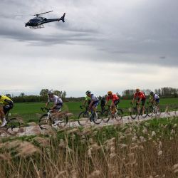 El grupo de ciclistas recorre el sector adoquinado 16 durante la 121.ª edición de la carrera ciclista clásica de un día París-Roubaix, 260 km entre Compiegne y Roubaix, en el norte de Francia. | Foto:ANNE-CHRISTINE POUJOULAT / AFP