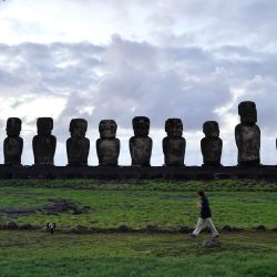 Imagen de estatuas de piedra moái, en la Isla de Pascua de Chile. La Isla de Pascua, conocida por sus gigantescas cabezas talladas en piedra que miran hacia el mar, está situada en el punto más meridional del Triángulo Polinesio, en el Pacífico Sur y se considera una de las regiones habitadas más remotas del mundo. | Foto:Xinhua/Zhu Yubo