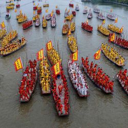 Una vista aérea muestra a los participantes en sus barcos tradicionales durante el Festival de Barcos Jiangyan Qintong de Taizhou en el Parque Nacional de Humedales Qinhu en Taizhou, en la provincia de Jiangsu, en el este de China. | Foto:AFP