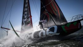 El capitán francés Yannick Bestaven navega en su monocasco Imoca Maitre Coq, frente a Cascais, Portugal, unos meses antes de tomar la salida de la regata alrededor del mundo de vela en solitario Vendée Globe.