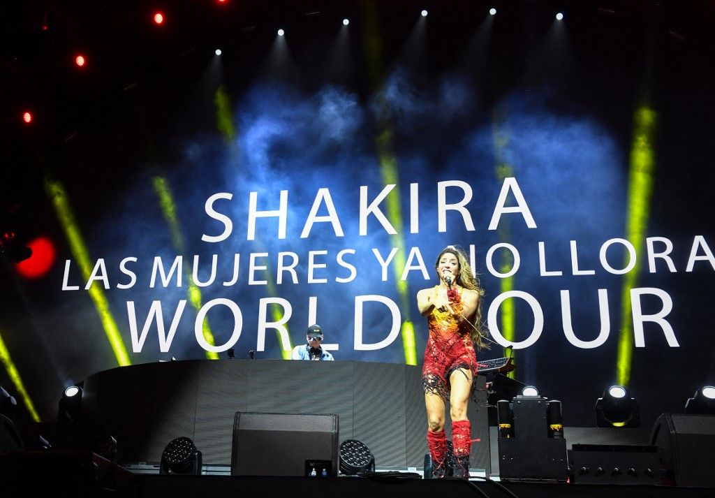 Shakira y Bizarrap en acción en el Sahara Stage del festival Coachella, en Indio (California/EE.UU.).