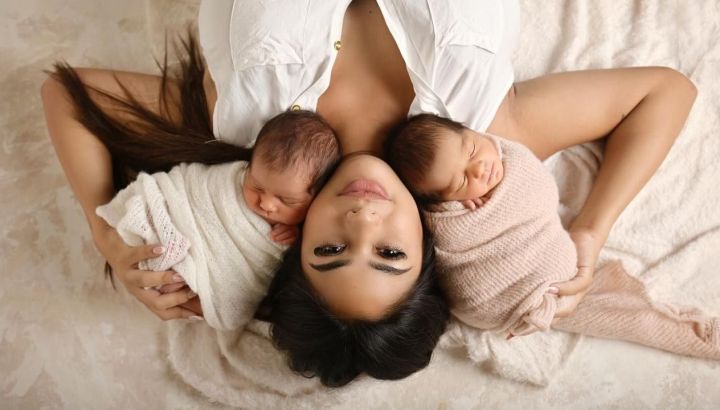 La tierna foto de Daniela Celis con sus gemelas