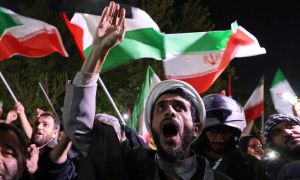 Manifestantes iraníes en una protesta frente a Embajada Británica en Teherán, mientras se produce un ataque con drones y misiles a varias zonas de Israel.