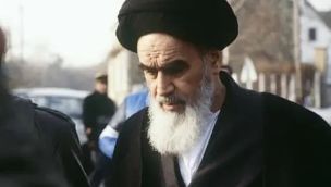 El ayatola Ruhollah Jomeini, cuando partía de su exilio en Francia rumbo a Irán en 1979: era el inicio de la República Islámica.