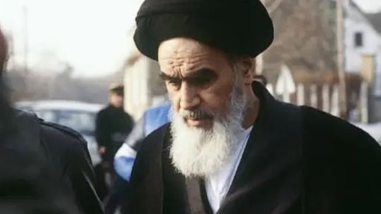 El ayatola Ruhollah Jomeini, cuando partía de su exilio en Francia rumbo a Irán en 1979: era el inicio de la República Islámica.