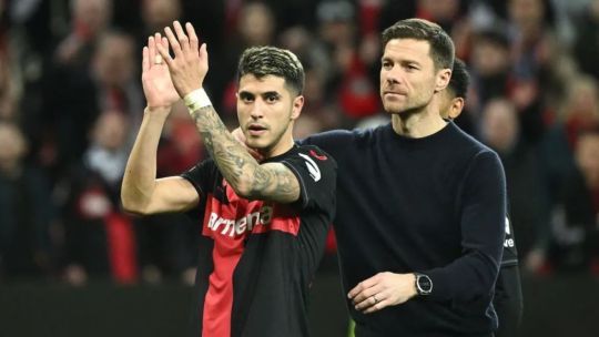 Exequiel Palacios junto a Xavi Alonso