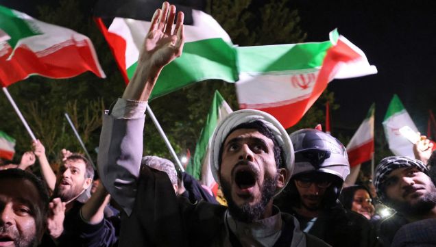 Manifestantes iraníes en una protesta frente a Embajada Británica en Teherán, mientras se produce un ataque con drones y misiles a varias zonas de Israel.