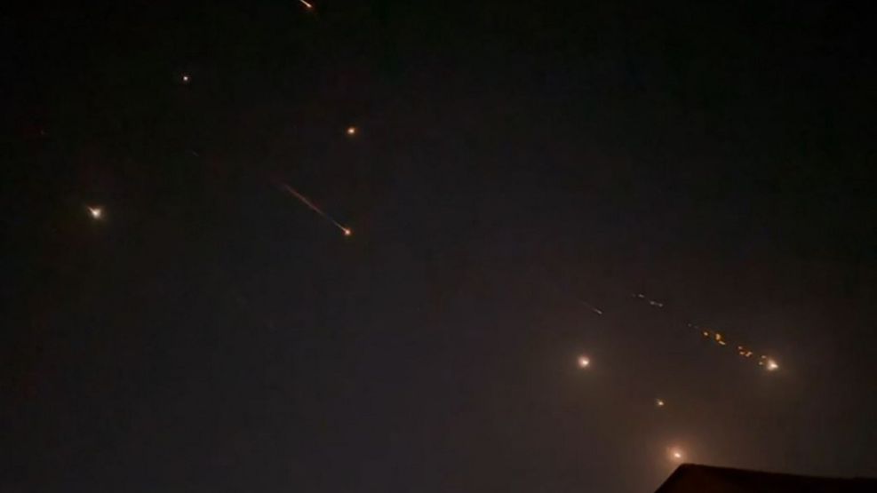 Los explosiones en el cielo de Hebron, a 30 km. de Jerusalén, con el "escudo de hierro" israelí derribando misiles iraníes.