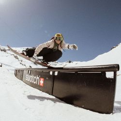 Tres atletas batieron récords en saltos en snowboard y con esquíes en una pista armada especialmente en Suiza.