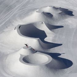 Tres atletas batieron récords en saltos en snowboard y con esquíes en una pista armada especialmente en Suiza.