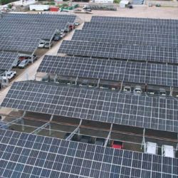 Tiene un total de 1656 paneles solares ubicados sobre playas de estacionamiento privadas.