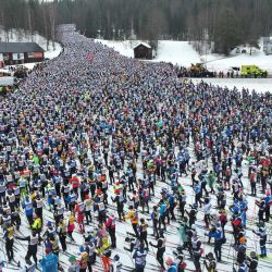 Los participantes toman la salida de la edición número 100 de la carrera clásica de esquí Vasaloppet en Saelen, Suecia. | Foto:ULF PALM / TT NEWS AGENCY / AFP
