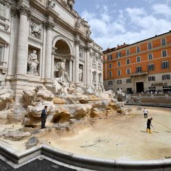 Los trabajadores limpian la famosa Fontana de Trevi en Roma. La fuente se drena para limpiarla dos veces al mes y las monedas arrojadas por los turistas se recogen dos veces por semana. | Foto:ALBERTO PIZZOLI / AFP