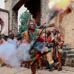 Un guerrero Bamoun responsable de la seguridad del Sultán Rey de los Bamoun dispara al aire durante el inicio de la ceremonia de inauguración del nuevo Museo de los Reyes Bamoun en Foumban, Camerún. | Foto:Daniel Beloumou Olomo / AFP
