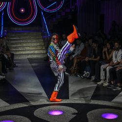 Una modelo muestra una creación de Amapo durante la Semana de la Moda de Sao Paulo, en la discoteca Love Cabaret en Sao Paulo, Brasil. | Foto:NELSON ALMEIDA / AFP