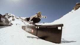 Tres atletas batieron récords en saltos en snowboard y con esquíes en una pista armada especialmente en Suiza.