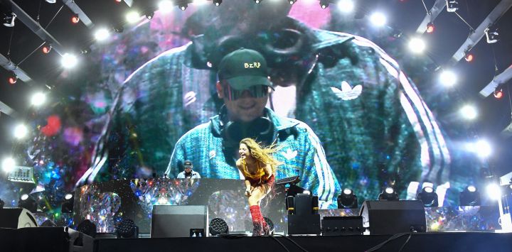 La cantante colombiana Shakira actúa con el productor y compositor argentino Bizarrap en el escenario Sahara durante el Festival de Música y Artes del Valle de Coachella en Indio, California.